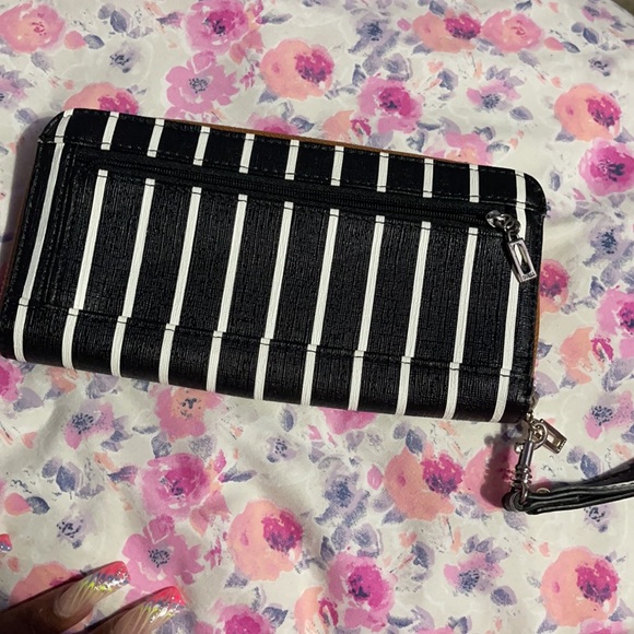Guess zip around wallet wristlet - Picture 4 of 7